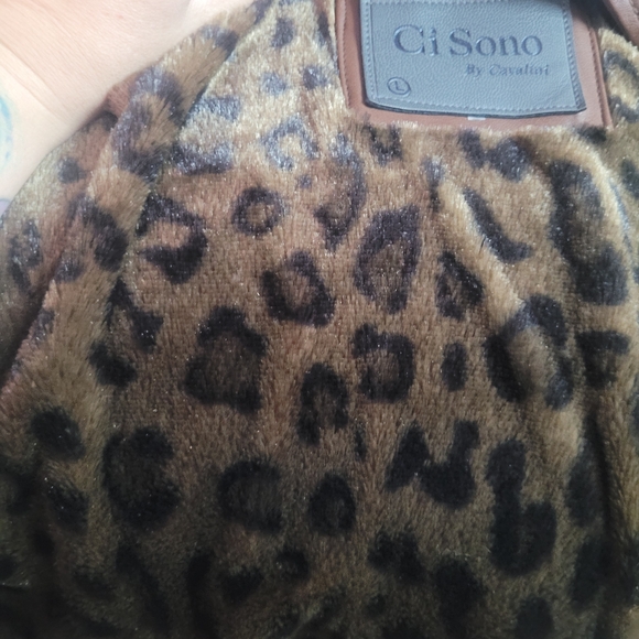 Chic Brown Leather Jacket with Silver Zipper - Picture 5 of 8